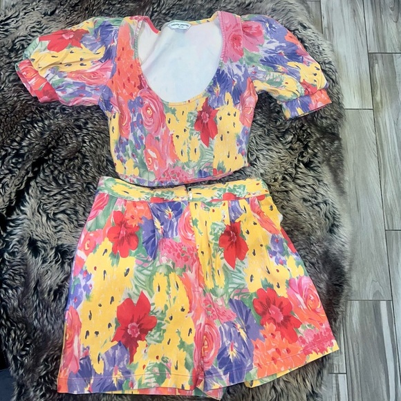 Beautiful Amanda Uprichard Floral set, top xs and shorts small - Picture 8 of 15